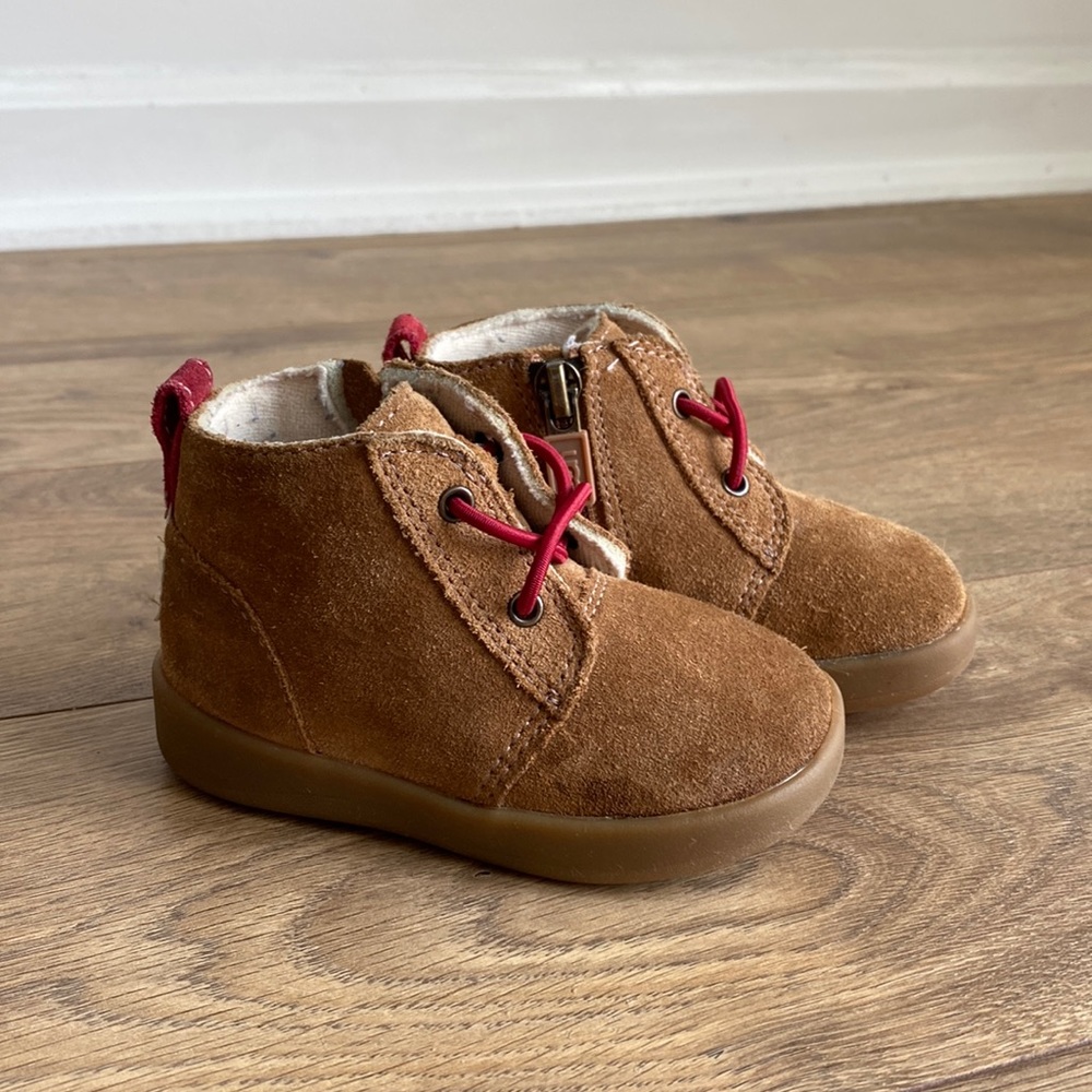 Toddler boys size 4/5 Ugg boots. Inside zipper for ease!